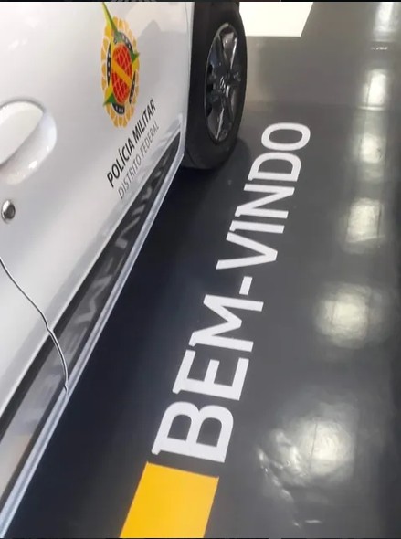 Piso epóxi aplicado em garagem residencial