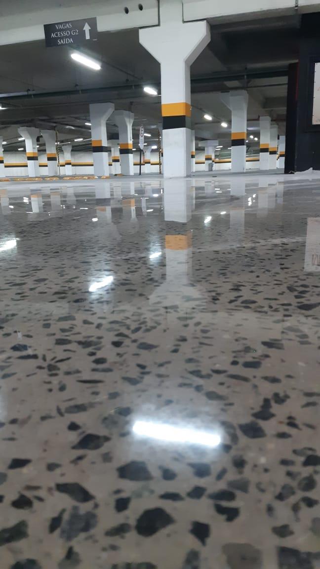 Piso epóxi flakes com acabamento decorativo