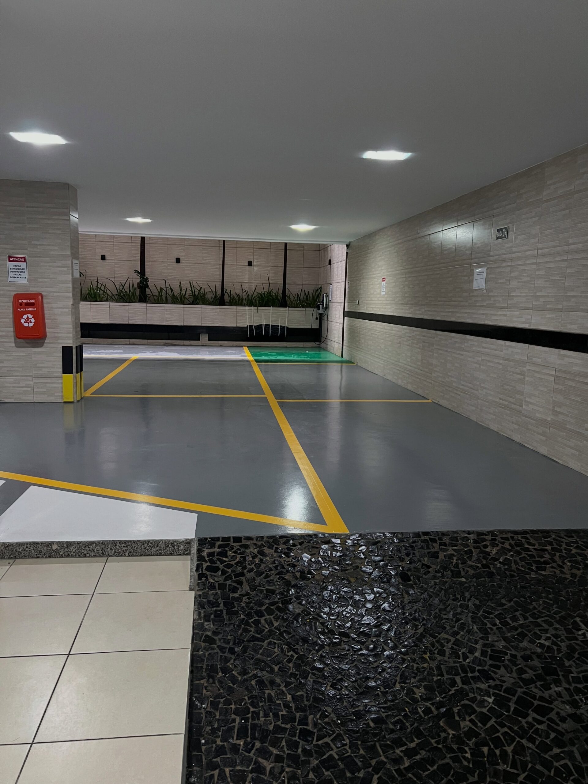Piso epóxi em garagem de condomínio